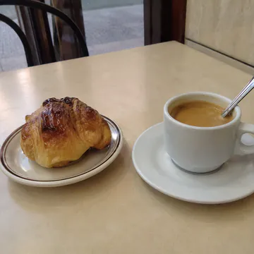 Café y croissant con presentación básica
